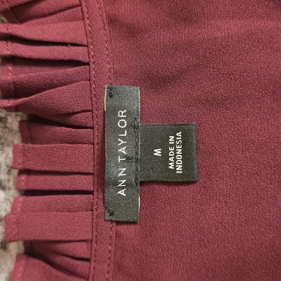 Ann Taylor Burgandy Wine Sleeveless Shell flowy Button Blouse Size M - Picture 3 of 12